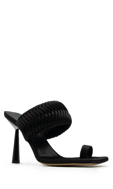 Weekend Bargains to Indulge In Toe Ring Sandals In Black